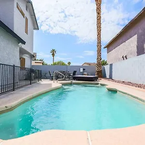 Vegas Living Gorgeous With Pool Near The Strip