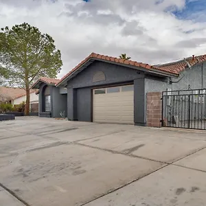 Vegas Vacation With Pool - Pet Friendly! Holiday home *