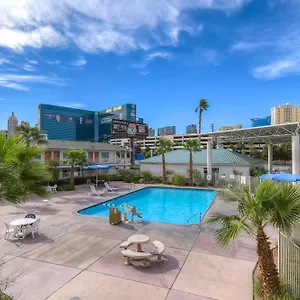 Hotel Tropicana By Townhouse