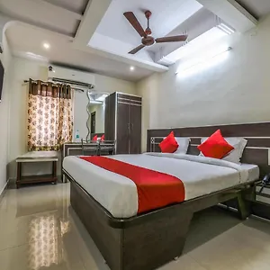 Hotel Oyo 16930 Madhura